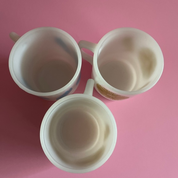 Set of 3 vintage fireking milk glass mugs with flower leaf design - Picture 2 of 5